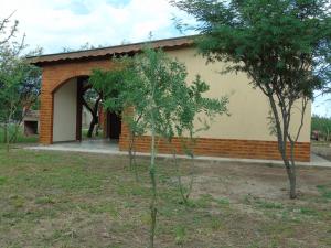 圣马科斯塞拉Bella Luna的一座砖砌建筑和两棵树的小房子