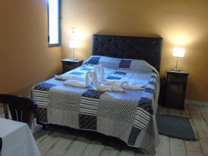 圣马科斯塞拉Bella Luna的一间卧室配有带毛巾的床