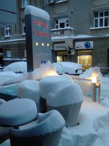萨格勒布克罗地亚酒店的一组椅子被雪覆盖在酒店的优雅咖啡吧旁边
