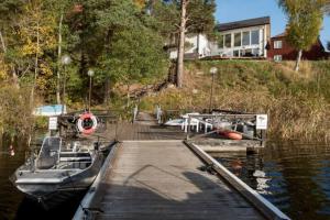 迈什塔Exclusive House in Steninge Marina , Märsta的船停靠在水面上的码头