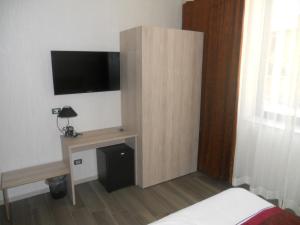米兰一品酒店的一间房间,内设一个小柜子和一台电视