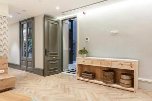 巴塞罗那Weflating City Center的家庭走廊,设有门和木地板