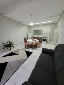 科伦巴Sobrado 6 amplo e confortável em condomínio的客厅配有沙发和桌子