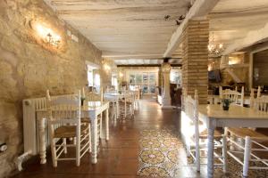 SajazarraHotel Boutique Posada de Sajazarra的一间餐厅,房间内设有白色的桌椅