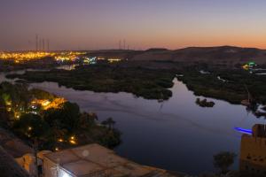阿斯旺ASWAN NILE PALACE (swimming pool-rooftop-Nile view)的享有夜间河景