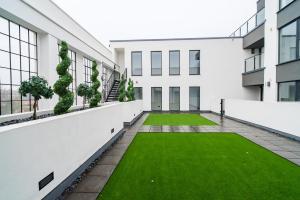 卡迪夫Luxe Apartments, The Moorwell, Parking, Gym - 10mins Cardiff City Ctr的一片绿草丛生的空旷的庭院