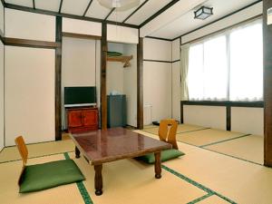 松本Ryokan Seifuso - Vacation STAY 85475v的客厅配有木桌和椅子