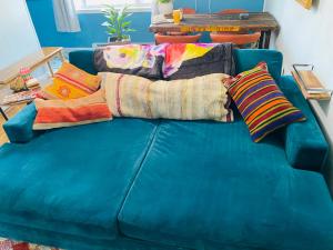 布卢明顿Boho-Chic Travel Pad - Unit 2的蓝色的沙发,配有毯子和枕头