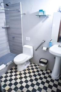 圣胡安EL Colonial Adults Only的浴室配有卫生间、盥洗盆和淋浴。