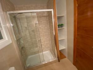 滨海比拉萨尔Vilamarlux VI的浴室里设有玻璃门淋浴