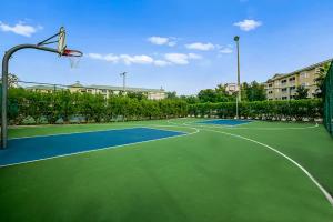 奥兰多Silver Lake Resort by Capital Vacations的一个带篮球架的网球场