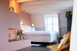 阿莫隆根La Vie en Roos Amerongen的一间卧室设有一张床和一个窗口