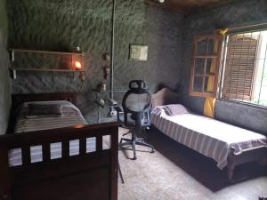 RacoCasa de Campo en Raco的一间卧室配有两张床、一张桌子和一面镜子