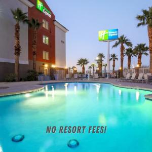 拉斯维加斯Holiday Inn Express Las Vegas Stadium Area, an IHG Hotel的游泳池,上面标有不收取度假费的标志