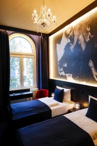 汉堡Sleephotels Casino的酒店客房设有两张床和吊灯。