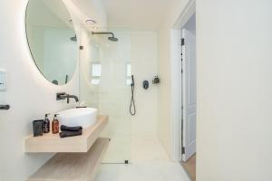 弗朗斯胡克Droom Guesthouse的一间带水槽和镜子的浴室