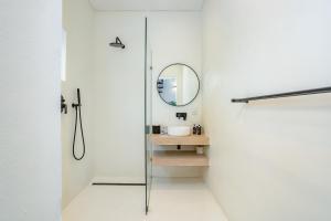 弗朗斯胡克Droom Guesthouse的带淋浴和镜子的浴室