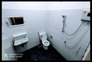 沙美岛Judith's 2 bedroom family home, sleeps 6的白色的浴室设有卫生间和水槽。