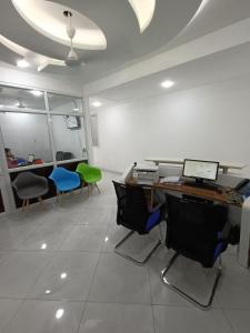 蒙巴萨City Centre的一个带椅子的办公室和一张带笔记本电脑的桌子
