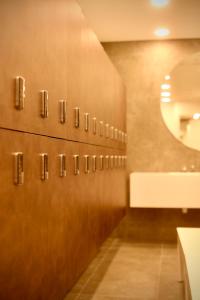 利马索尔The Icon Limassol的浴室设有一排木门和镜子