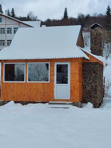 斯拉夫西克Апартаменти "Захід сонця "的小木屋设有雪盖屋顶