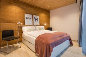 萨斯格伦德Montela Hotel & Resort - Montela Pavillon的一间卧室配有一张床和一把椅子