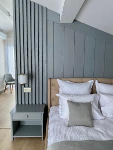捷尔诺波尔萨迪巴里索瓦旅馆的一间卧室配有一张带灰色墙壁的床