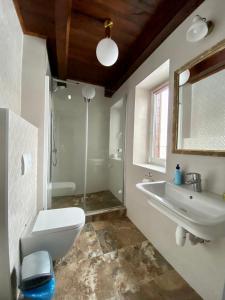 捷尔诺波尔萨迪巴里索瓦旅馆的一间带卫生间、水槽和镜子的浴室