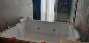 卡坦扎罗丽都佩拉德尔波尔图贝斯特韦斯特优质酒店的带窗户的浴室内的白色浴缸