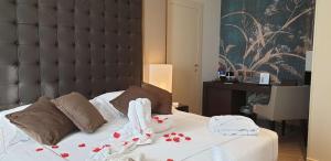 卡坦扎罗丽都佩拉德尔波尔图贝斯特韦斯特优质酒店的一间卧室配有带毛巾的床
