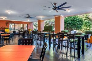 Comfort Inn & Suites Near Universal Orlando Resort-Convention Ctr餐厅或其他用餐的地方