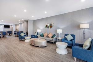 莱巴嫩Quality Inn Lebanon - Nashville Area的大堂设有蓝色的沙发和等候室