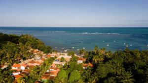 莫雷雷Das Edelweiss的享有海滩的空中景致,设有房屋和海洋