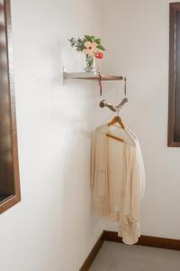 莫雷雷Das Edelweiss的挂在墙上的白色衬衫,有架子