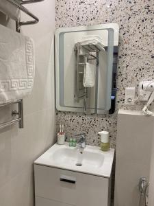 切尔尼戈夫Magic Days Apartments的一间带水槽和镜子的浴室