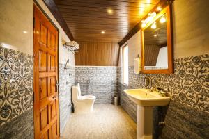 库夫里EKOSTAY - Kufri Chalet的一间带水槽、卫生间和镜子的浴室