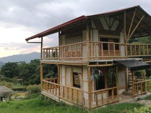 阿诺莱马Cabaña independiente en Granja Agroecologica的大型木制房屋设有大阳台