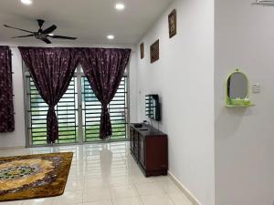 JARUM PENITI HOMESTAY PCB KOTA BHARU的电视和/或娱乐中心