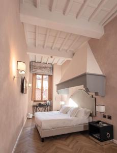 佛罗伦萨黎莱斯乌菲其酒店的卧室配有一张白色大床