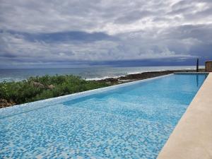 艾库玛尔Riviera Maya Luxury Oceanfront Condo的海景游泳池