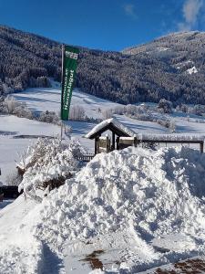 毛特恩多夫汉萨拉古酒店的建筑物前的一堆积雪