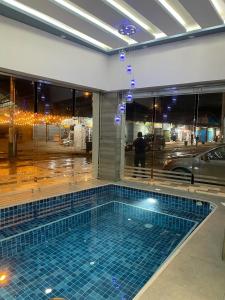 阿塔卡梅斯Hotel Andy的一座蓝色瓷砖的游泳池