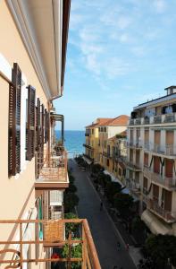 阿拉西奥Residenza Nam的从公寓的阳台可以欣赏到街道和海洋的景致