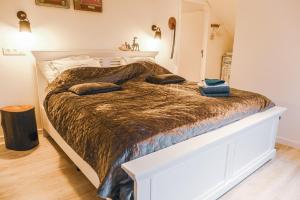 里提D&A nest的卧室内的一张带两个枕头的床