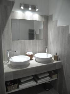 Marsillargues克洛斯迪伊莎贝尔住宿加早餐旅馆的浴室设有2个水槽和镜子