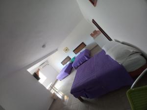 坎昆Airport Sleepy Inn的卧室享有上方的景致,配有紫色床