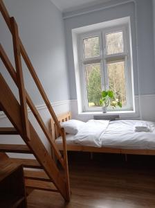 杜什尼基-兹德鲁伊Fiore的一间卧室设有一张床和一个窗口