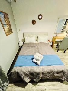 佩里萨Villa Arietta Santorini的一间卧室配有一张大床和毛巾