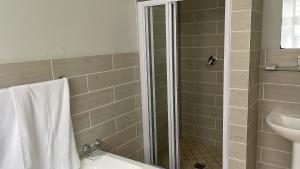 东伦敦Ikhwezi guest house的带淋浴、卫生间和盥洗盆的浴室