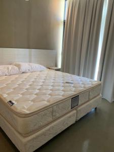 伊瓜苏港Paraiso Natural Apart Hotel Iguazu的卧室内一张四分位床,配有一张大床垫